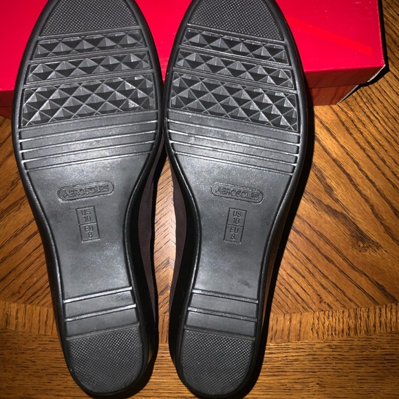 NEW-OUT OF THE BOX —Brown suede ankle boots. - Picture 3 of 8